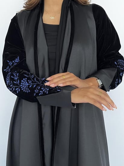 عباية سوداء بأكمام مخمل مطرز كحلي