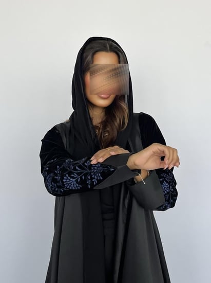 عباية سوداء بأكمام مخمل مطرز كحلي