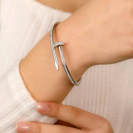 سوارة كارتير مرصعه بالزركون ومطلية بالفضة - مستوحاه