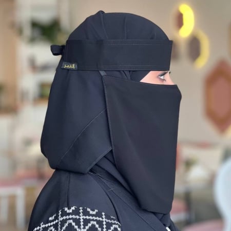 نقاب القمر وسط