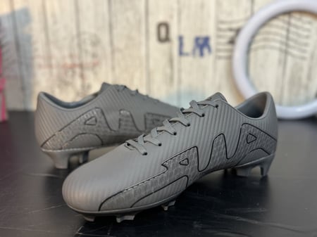 حذاء كورة القدم رصاصي حبوب ماستر كواليتي