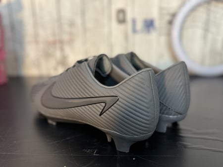 حذاء كورة القدم رصاصي حبوب ماستر كواليتي