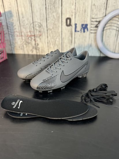 حذاء كورة القدم رصاصي حبوب ماستر كواليتي