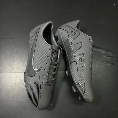 حذاء كورة القدم رصاصي حبوب ماستر كواليتي