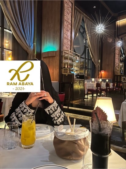 عبايه قماش ملكي قصة عاديه+تطريز كم فوري