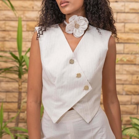 سترة بقصة مثلثة