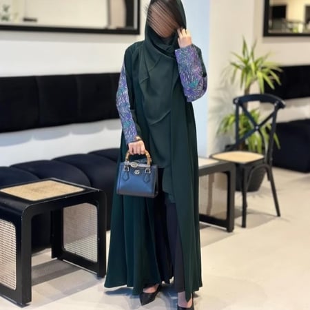 عباية كريب سيراميك مع جاكار هندي وأزرار من الخلف