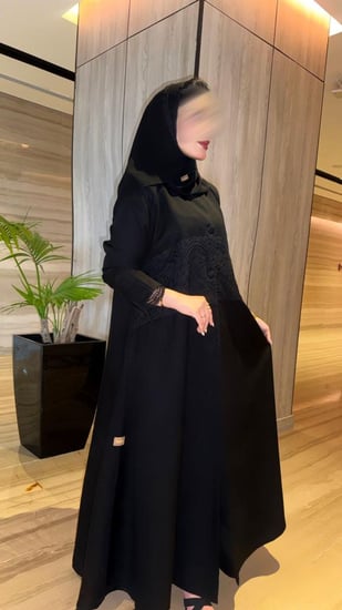 عباية بليزر كلوش دانتيل من الوسط ومبطن(008)                       الاكمام وازرار في الوسط