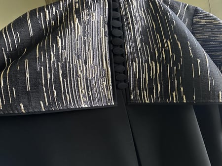 عباية كريب سيراميك مع جاكار هندي وأزرار من الخلف كلوش (025)