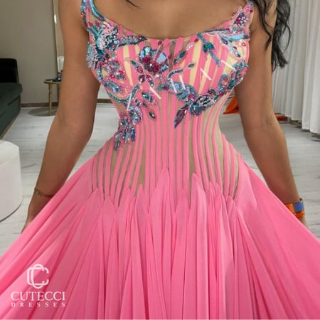 فستان وردي ناعم