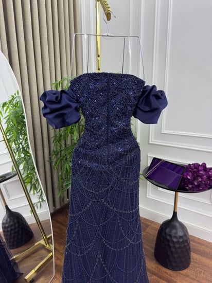 فستان سهرة كحلي مرصع بالأحجار اللامعة من كيوتشي