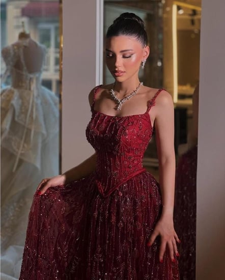 فستان سهرة عنابي مطرز بحمالات رفيعة من Cutecci