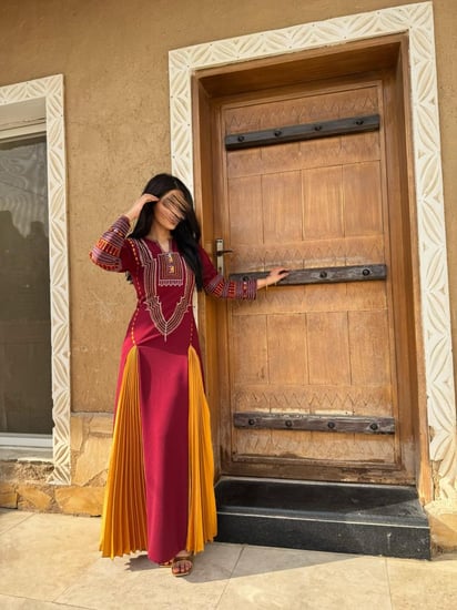 جلابية التأسيس سوداء مع كسرات أصفر