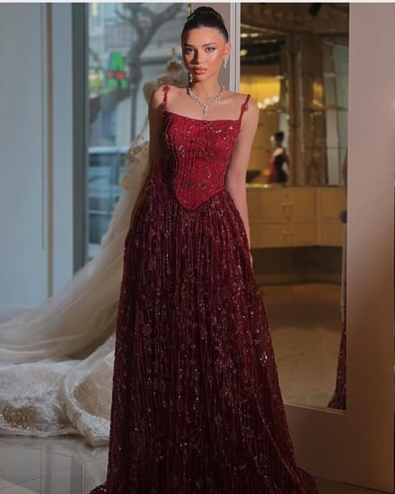 فستان سهرة عنابي مطرز بحمالات رفيعة من Cutecci