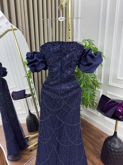 فستان سهرة كحلي مرصع بالأحجار اللامعة من كيوتشي