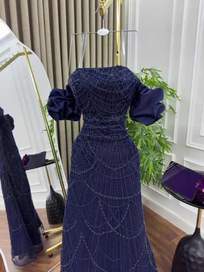 فستان سهرة كحلي مرصع بالأحجار اللامعة من كيوتشي