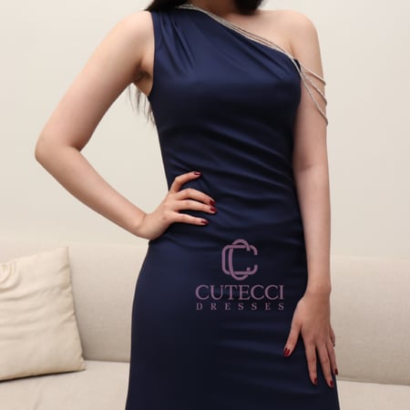 فستان كحلي ناعم مع سلسال – إطلالة راقية وجذابة من كيوتشي CUTECCI تناسب كل الأذواق السعودية