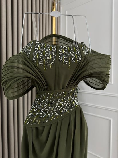 فستان سهرة زيتي جورجيت مطرز بفخامة ملكية من كيوتشي