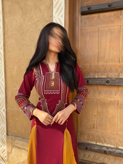 جلابية التأسيس سوداء مع كسرات أصفر
