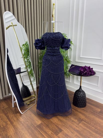 فستان سهرة كحلي مرصع بالأحجار اللامعة من كيوتشي