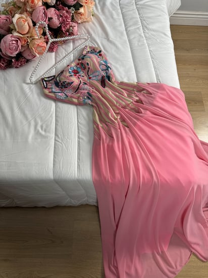 فستان وردي ناعم