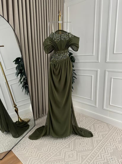 فستان سهرة زيتي جورجيت مطرز بفخامة ملكية من كيوتشي