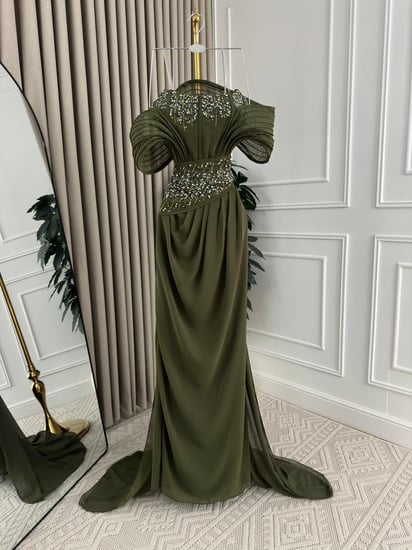 فستان سهرة زيتي جورجيت مطرز بفخامة ملكية من كيوتشي