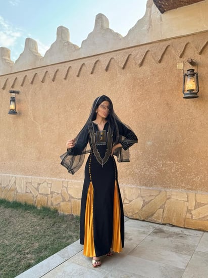 جلابية التأسيس سوداء مع كسرات أصفر