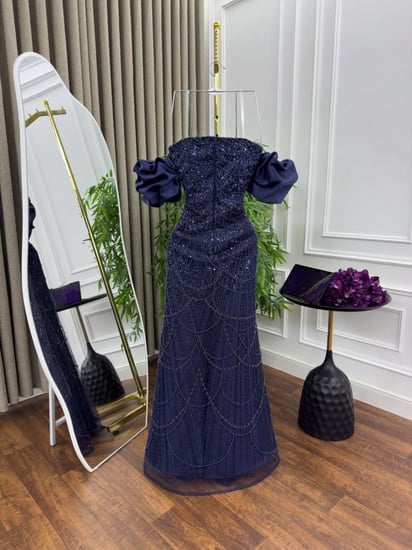 فستان سهرة كحلي مرصع بالأحجار اللامعة من كيوتشي