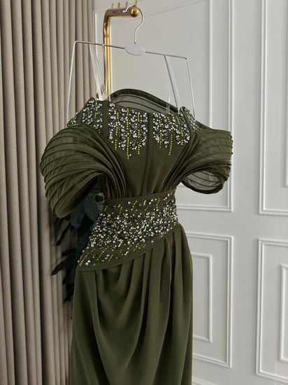 فستان سهرة زيتي جورجيت مطرز بفخامة ملكية من كيوتشي