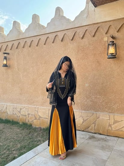 جلابية التأسيس سوداء مع كسرات أصفر