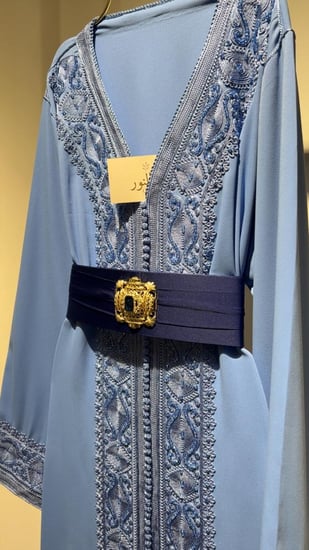 قفطان شك وتطريز سماوي