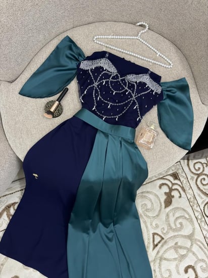 فستان كحلي مطرز مع تيور تيفاني منفصل