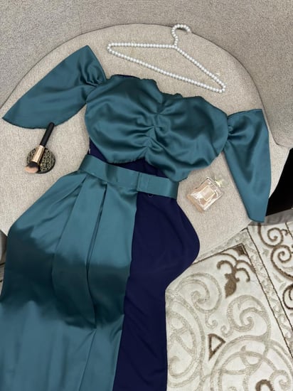 فستان كحلي مطرز مع تيور تيفاني منفصل