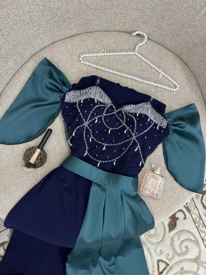 فستان كحلي مطرز مع تيور تيفاني منفصل