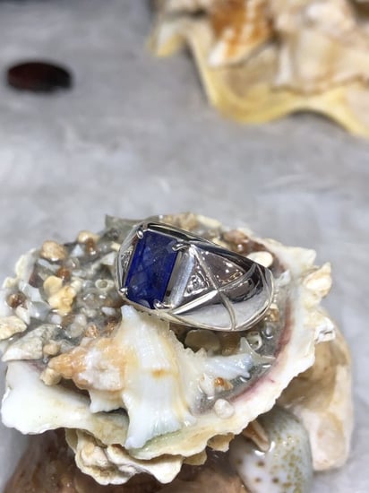 خاتم فضه بحجر زفير طبيعي ازرق مرصع جانبي الخاتم بالالماس الطبيعي