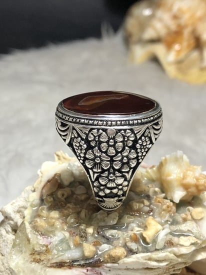 خاتم فضه بحجر العقيق اليماني الكرزي المزعفر صياغه محمد عارف