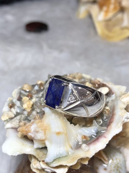 خاتم فضه بحجر زفير طبيعي ازرق مرصع جانبي الخاتم بالالماس الطبيعي