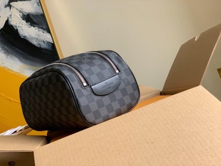 شنطة يد رجالي لويس فيتون