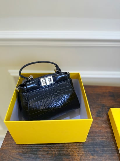 شنطة FENDI مع الملحقات