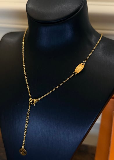 عقد LV مع الملحقات