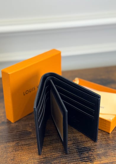 محفظة LV مع الملحقات