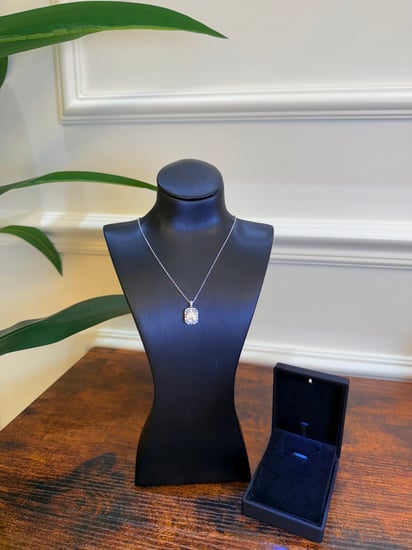 قلادة سواروفسكي & علبة مضيئة