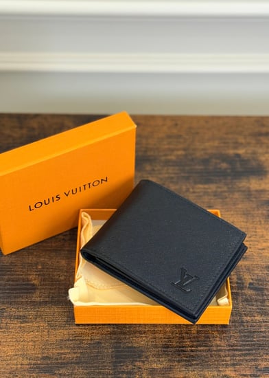 محفظة LV مع الملحقات