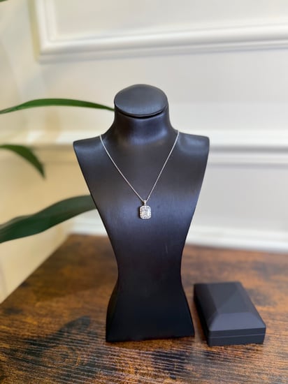 قلادة سواروفسكي & علبة مضيئة