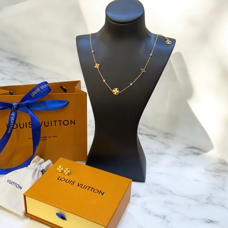 عقد وأقراط LV مع الملحقات