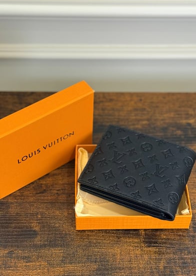 محفظة LV مع الملحقات