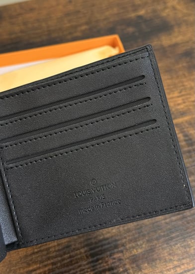 محفظة LV مع الملحقات