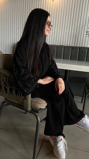 عباية تالا عباية عميلة باكمام مطرزه بلون الأسود