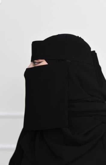 نقاب بمطاط  قصير مستقيم